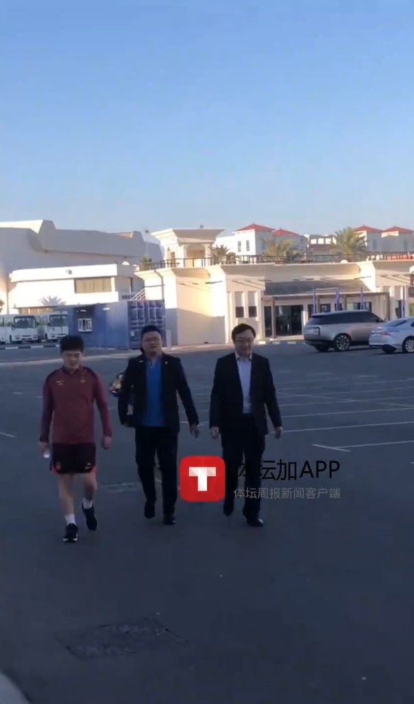 馬德興:迪拜領(lǐng)事館官員來到訓(xùn)練場(chǎng)地看望國足