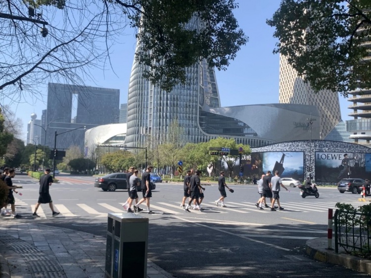 心態(tài)放松，有網(wǎng)友拍到澳大利亞隊早上在萬象城citywalk