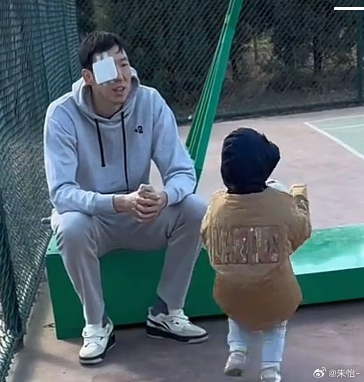 顧家好男人！記者曬出周琦手術(shù)后回歸家庭帶娃照片