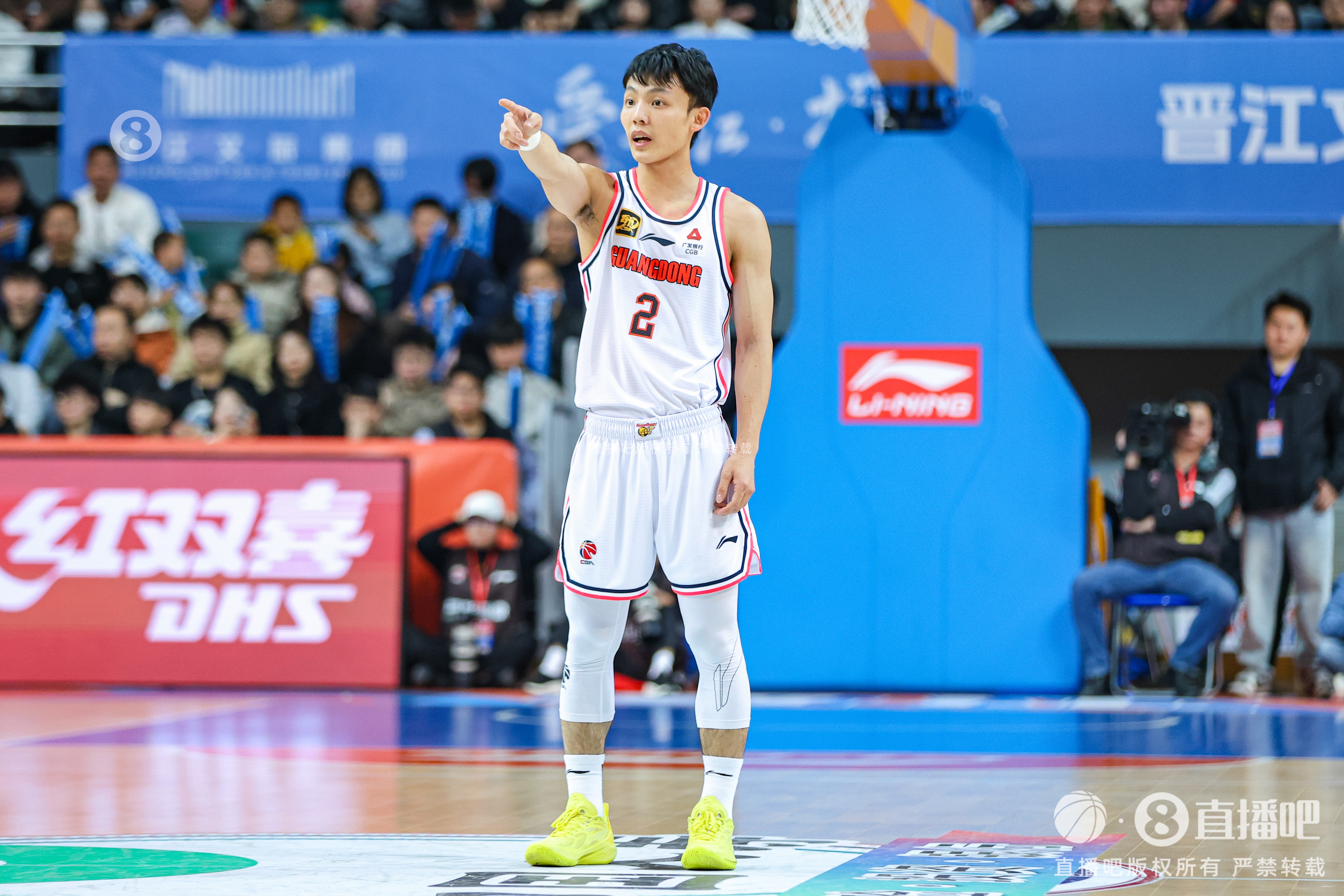 手熱!徐杰打滿首節(jié)5中4拿到10分2助 正負值+17